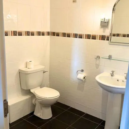 Spacious 2 Bedroom In Apartamento *