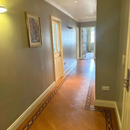Spacious 2 Bedroom In Apartamento *